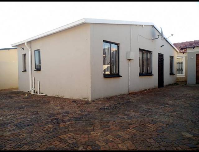 4 BEDROOM HOUSE FOR SALE IN PROTEA GLEN EXT